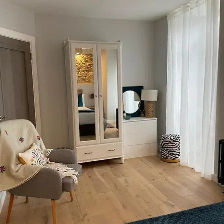 Woodstock Courtyard Apartment *